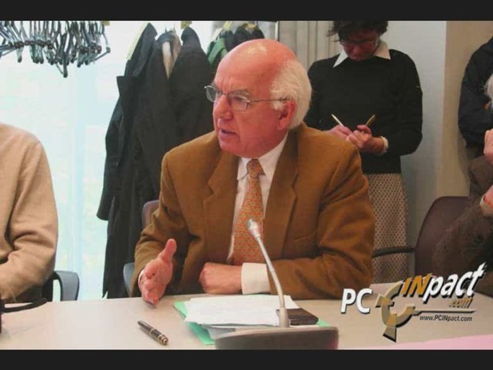 Le député Brard à l'Assemblée Nationale