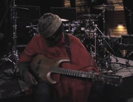 Keziah Jones et sa Lâg Solidbody Nylon (La Boite Noire)