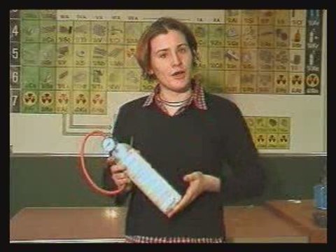 Voix modifiée à l'hélium d'une femme