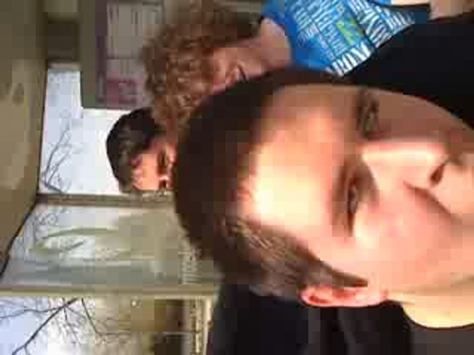 CABINE TELEPHONIQUE AVEC UNE TROMPETTE