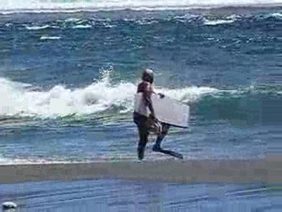 maillot en bas du cul, demarche palmée, plage etang-salé RUN