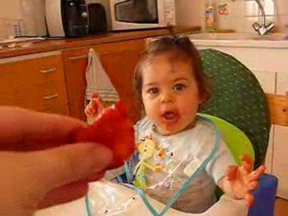 Roxane mange une fraise