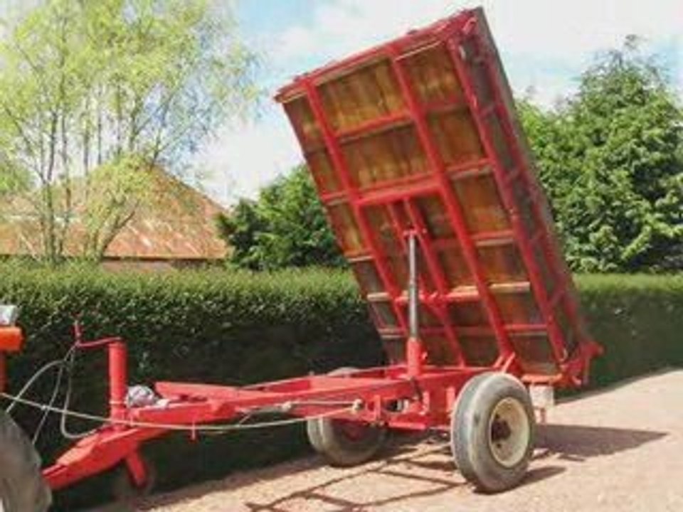 Tracteur Renault 301 et remorque vidor