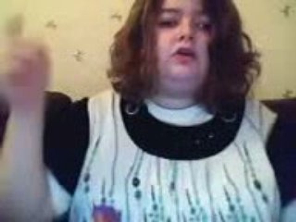 Vieille meuf quii chante joyeux anniversaire !!! xD