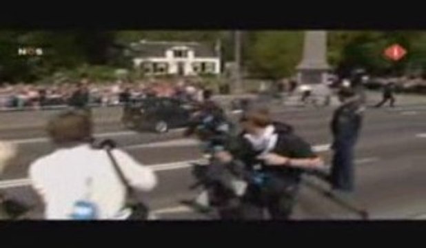 Auto rijdt in op menigte koninginnedag 2009