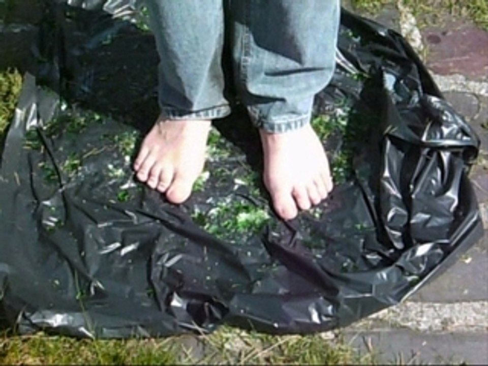 Un mec marche sur du verre pied nue