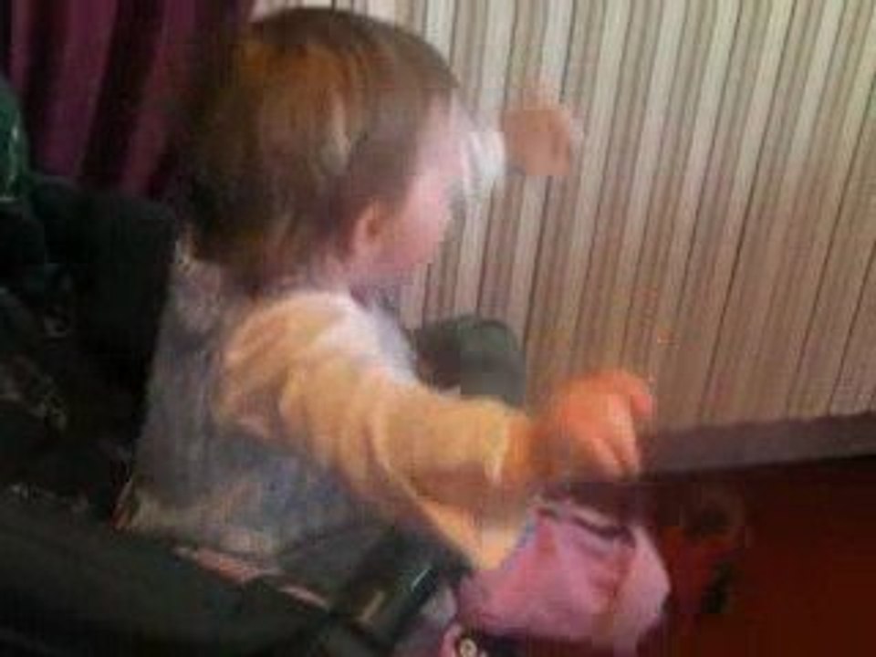 Lucie fait le pitre et amuse la galerie.