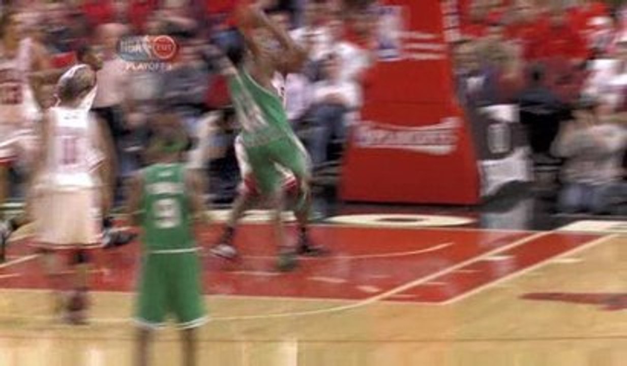 NBA Thomas blocks Allen's shot into the stands