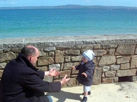 Premiers pas de Louis sur la terre ferme!