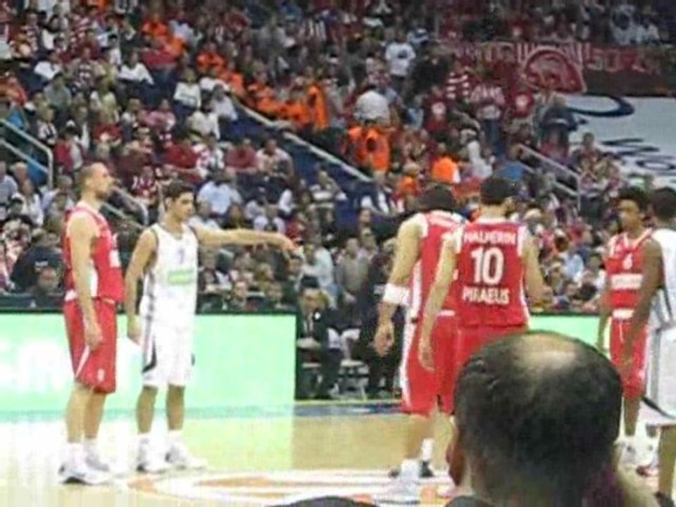 H enarxi tou agona Olympiakos-Panathinaikos