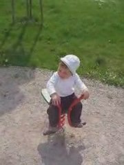 Mattéo et Nathan à l'aire de jeux