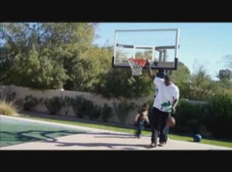 Jason Richardson shows off his son's basketball skills