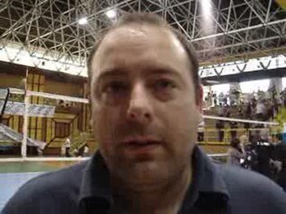 Frédéric Guerin, le coach d'Istres félicite son groupe...