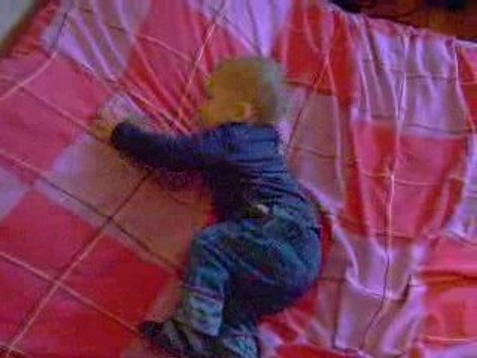 eliott s'entraine sur le lit