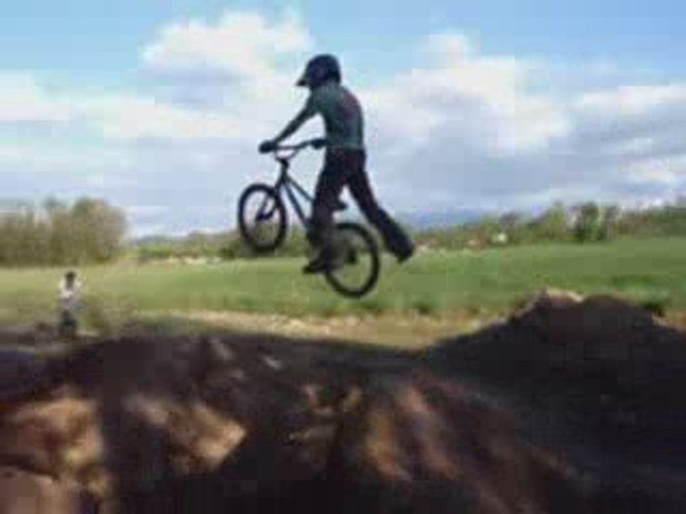 Session dirt : Superman en bmx en champs de bosse