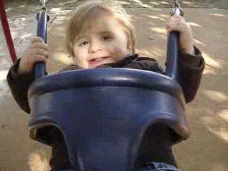 Evan et la balançoire du parc
