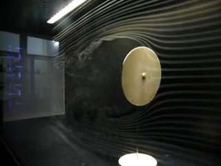 Décollements aérodynamiques derrière un disque