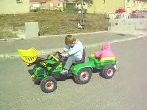 Clément et Alyssa font du tracteur à pédales