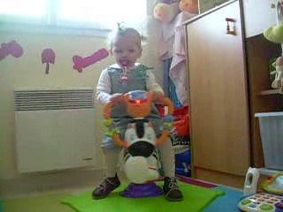 Alyssa sur son poney rebondissant