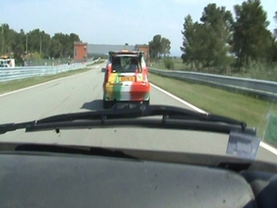 SB racing au cul d'un GT