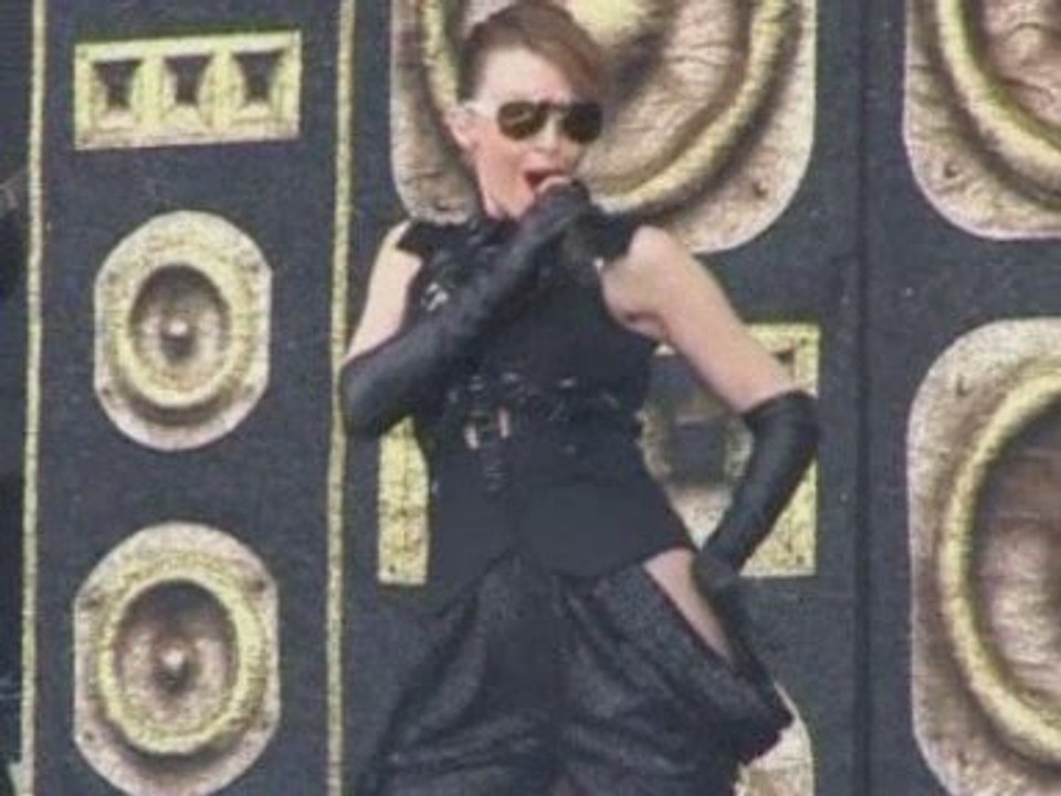 Kylie wows fans at mountain gig