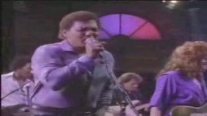 Aaron Neville - Tell it like it is - une vidéo Music