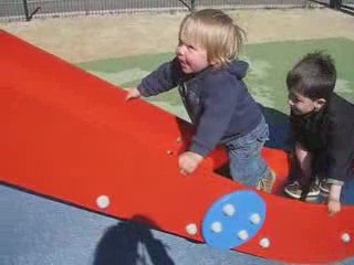 Antoine escalade le toboggan