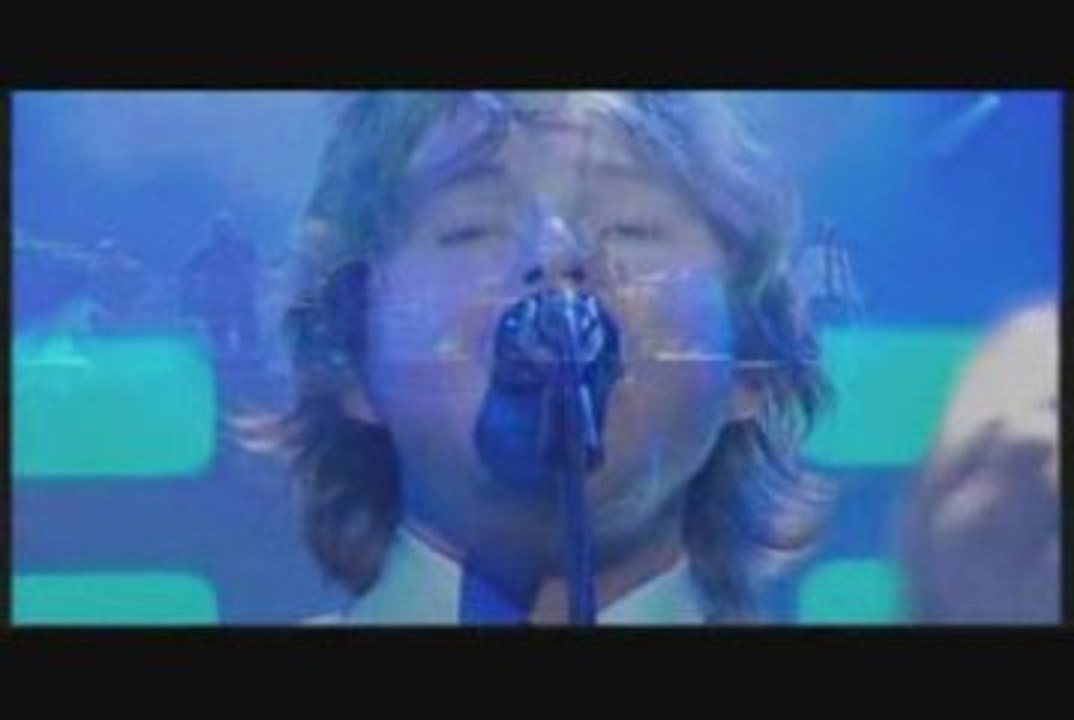 Nilsen Holmes Lind Fuentes - "Million Miles Away" (Live)