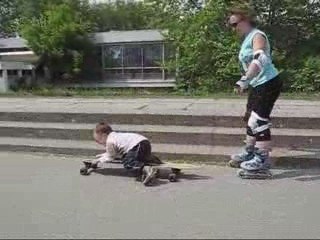 2009-05-03 timéo fait du longboard