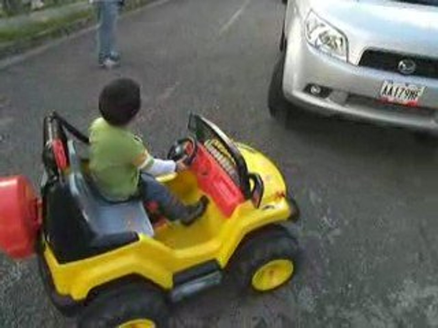 Niño jugando con el carrito - Vídeo Dailymotion