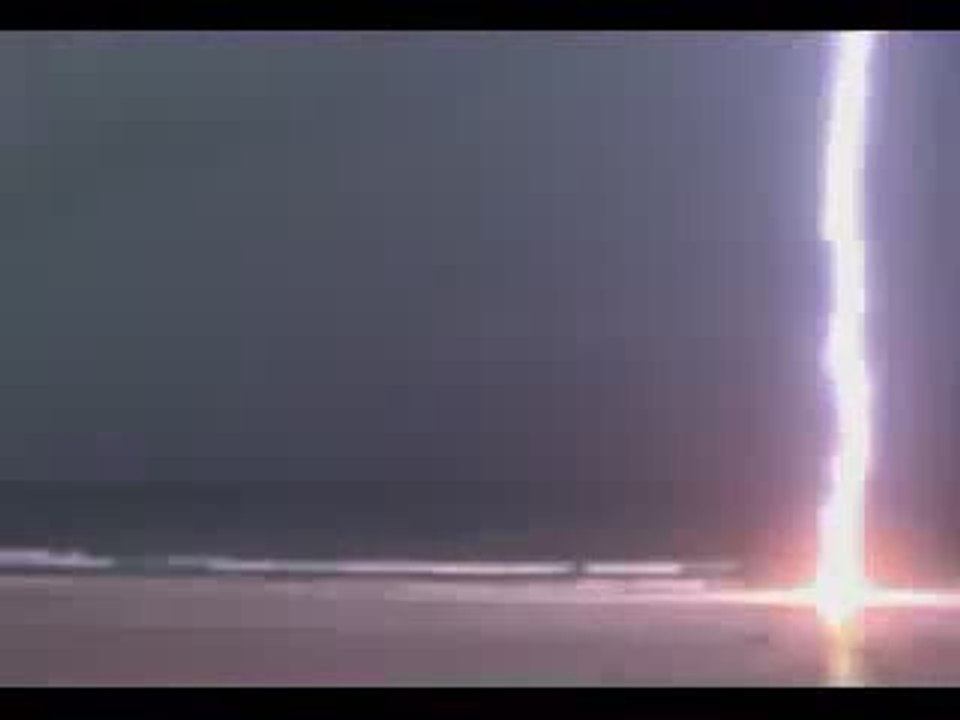 Foudre tombe sur la plage