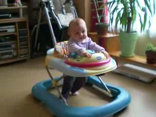 Léa dans son trotteur