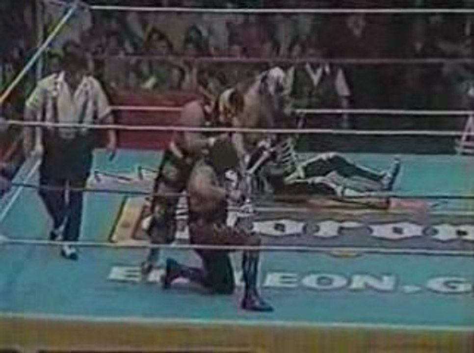 Santo/Azteca/Muneco v Satanico/Parka/Psicosis