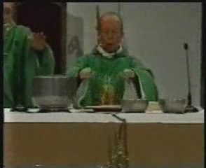 Hostie en lévitation pendant une messe.