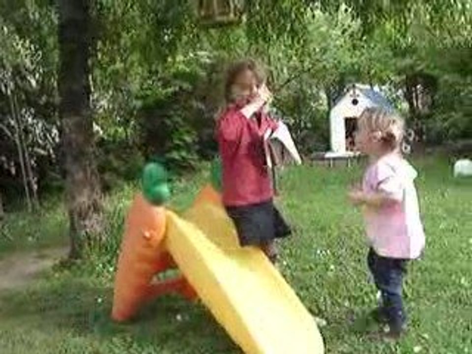 Eline et Anaïs,  bulles de savon