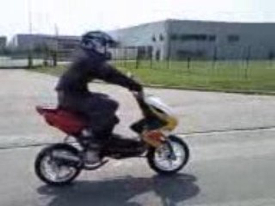 Aerox yamaha (ptit stunt d'Anthony)