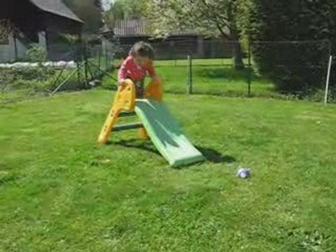 Margot fait du toboggan 29 avril 09