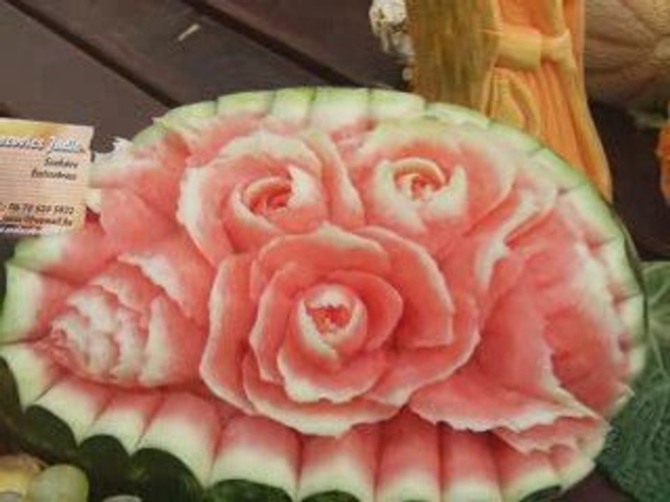 Siofok Lago Balaton Ungheria sculture con frutta e verdura