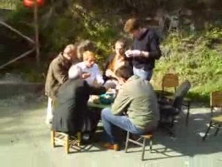 Köyde yol ortasında yemek yerken - www.sirtkoyu.org