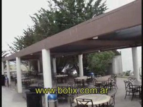 Tramado de tanza transparente anti aves en patio de comid...