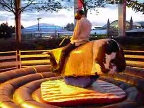 Laury au Rodéo, (taureau mécanique du disney village) act 1