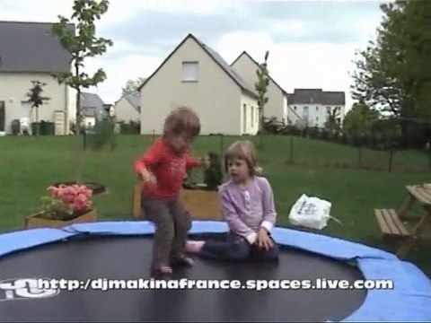 Léane découvre les joies du trampoline