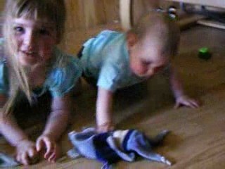 Elio marche à 4 pattes