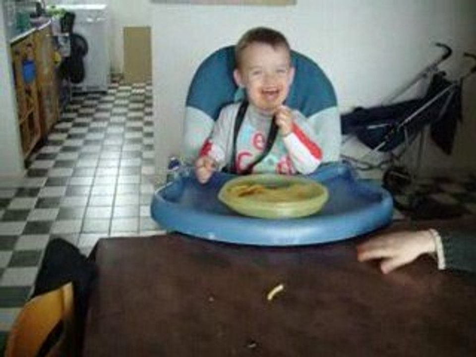 lyllian et florian qui mange