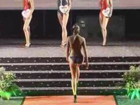 Miss agglo Dreux 2009 defilé maillot de bain 2