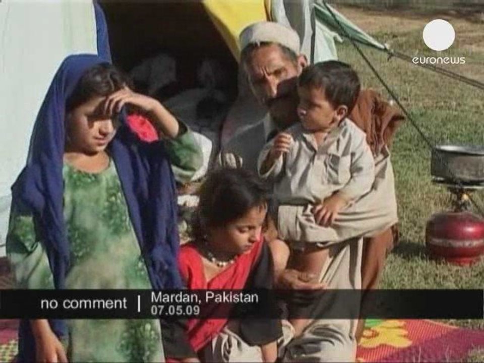 Des réfugiés fuient la région de Swat au Pakistan