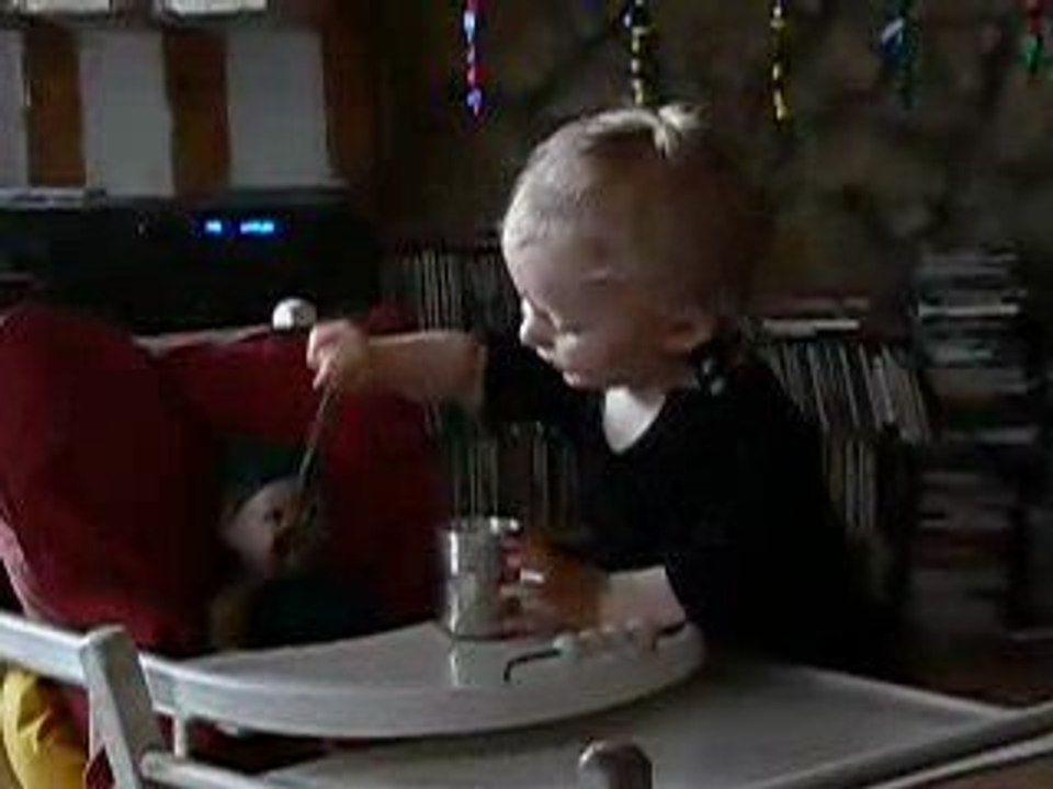 14 mois : Soledad nourrit Aliette