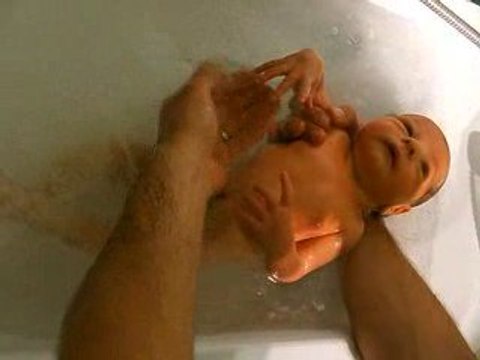 1er bain bébé Lucas