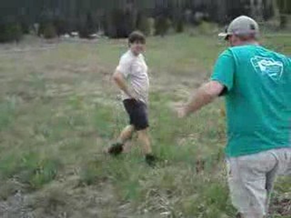 Regis saute un ruisseau