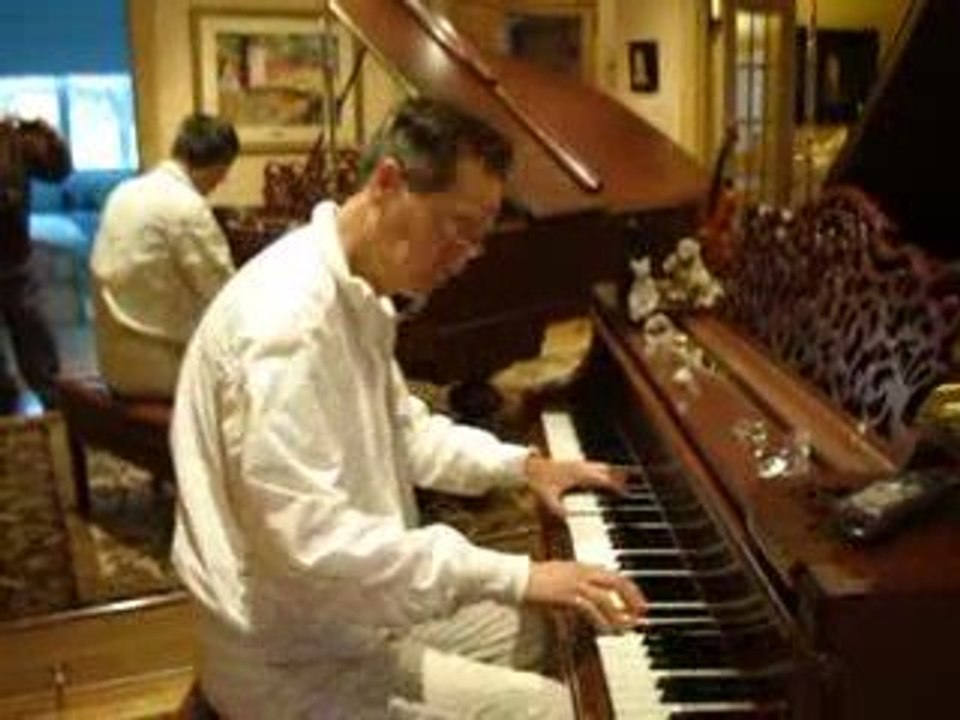 HOANG NAM joue du piano "Que reste t il de nos amours ?"